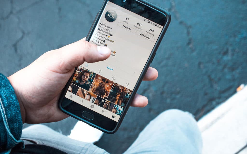 Mobiltelefon visar Instagram Stories
