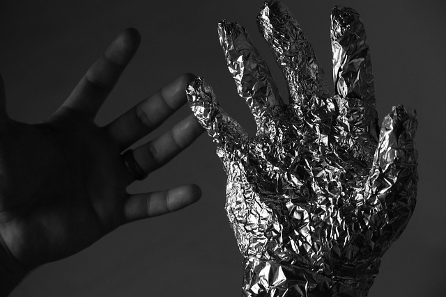 robot-1226128_640 mänsklig hand och robothand